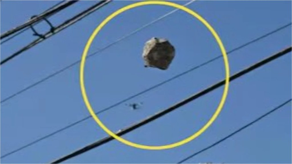 La foto que muestra el piedrazo a la caravana de Milei y la fuerte reacción de Adorni 