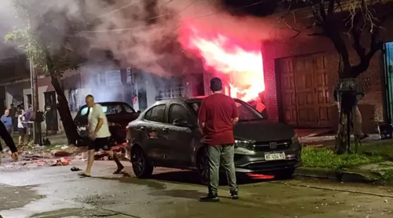 Explosión en Lanús: un auto detonó en el interior de una vivienda y hay un herido&nbsp;grave