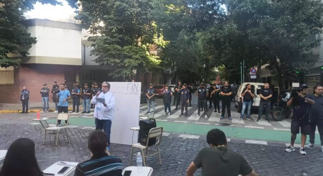 Clases públicas frente a la casa de Manuel Adorni en&nbsp;Caballito
