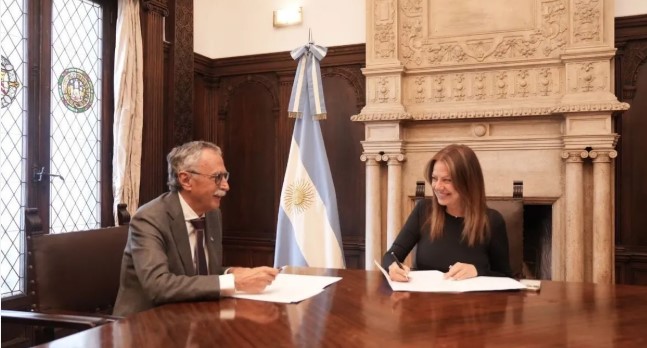 Médicos recién egresados podrán obtener la matrícula junto al&nbsp;título